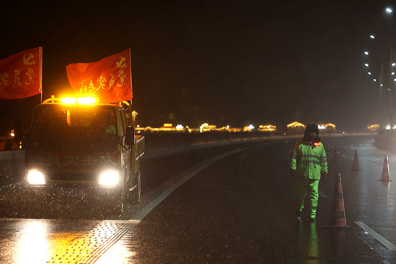 党旗飘扬践初心，迎风战雪担使命——九江二桥2022春运抗冰雪纪实