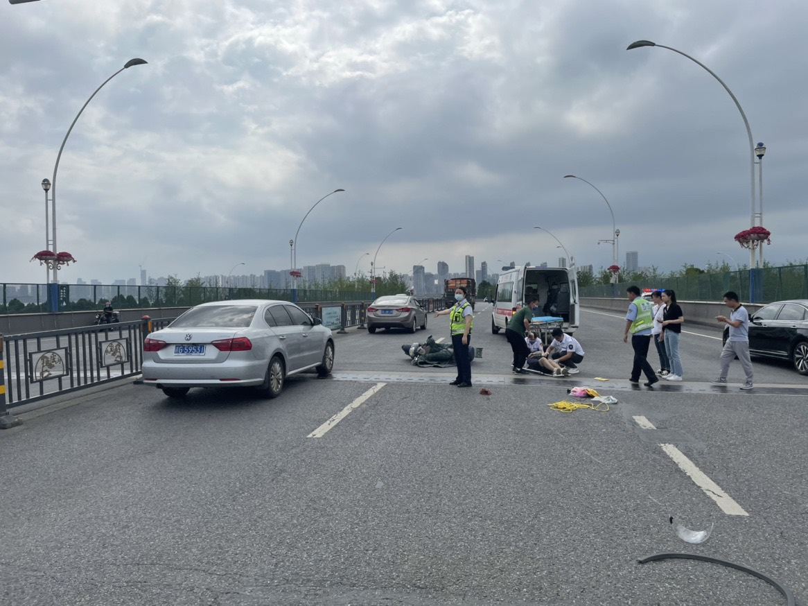 中年妇女倒地不起，九江二桥急伸援手