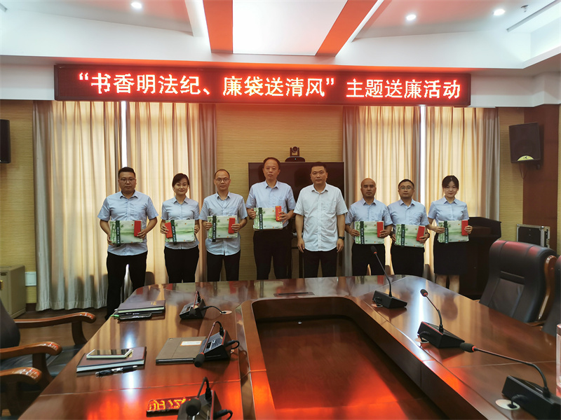 九江二桥开展“书香明法纪、廉袋送清风”廉洁宣传系列活动
