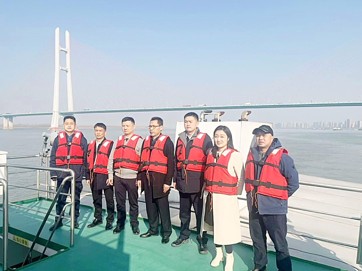 九江二桥携手长江航道执法部门开展护航安全联合行动