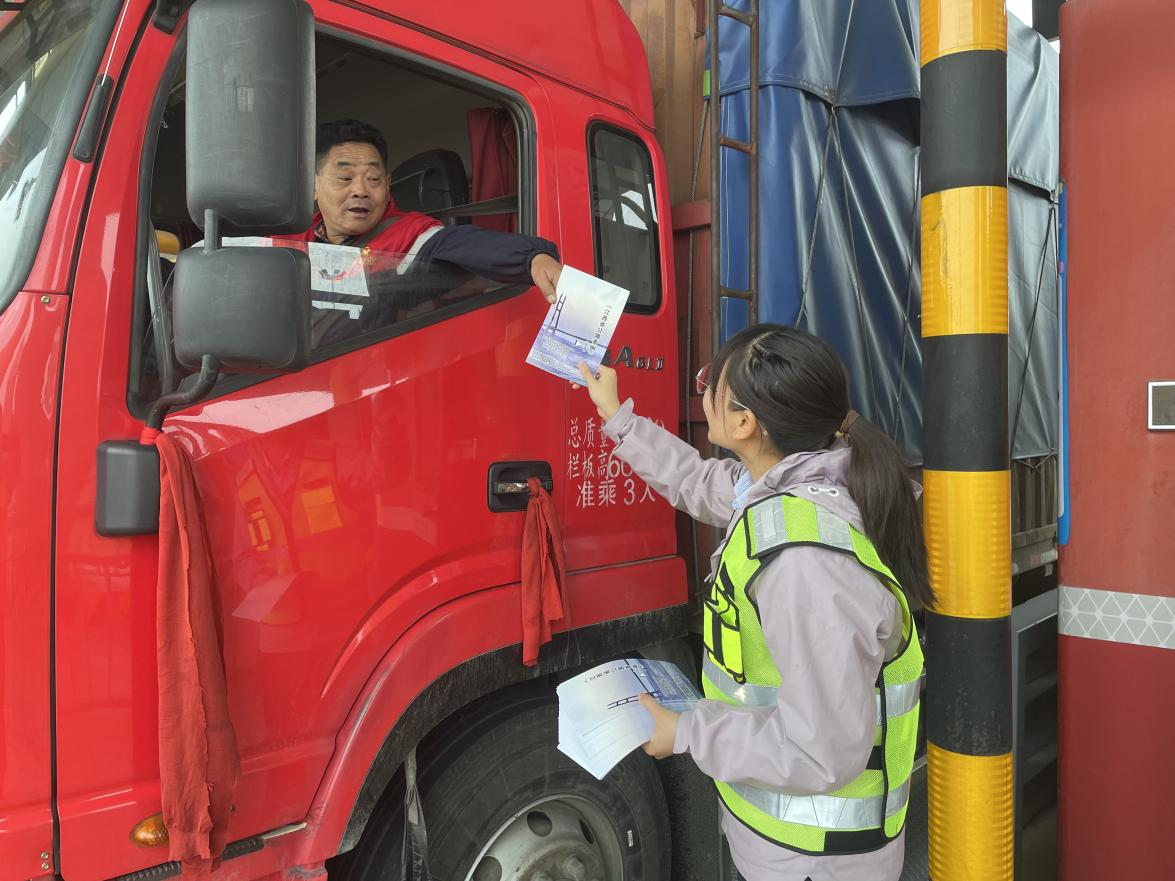 治超行动步履不停 守护道路安全畅通——九江二桥运营管理部多措并举开展治超工作