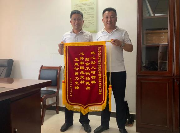 热心助人树榜样 弘扬社会正能量